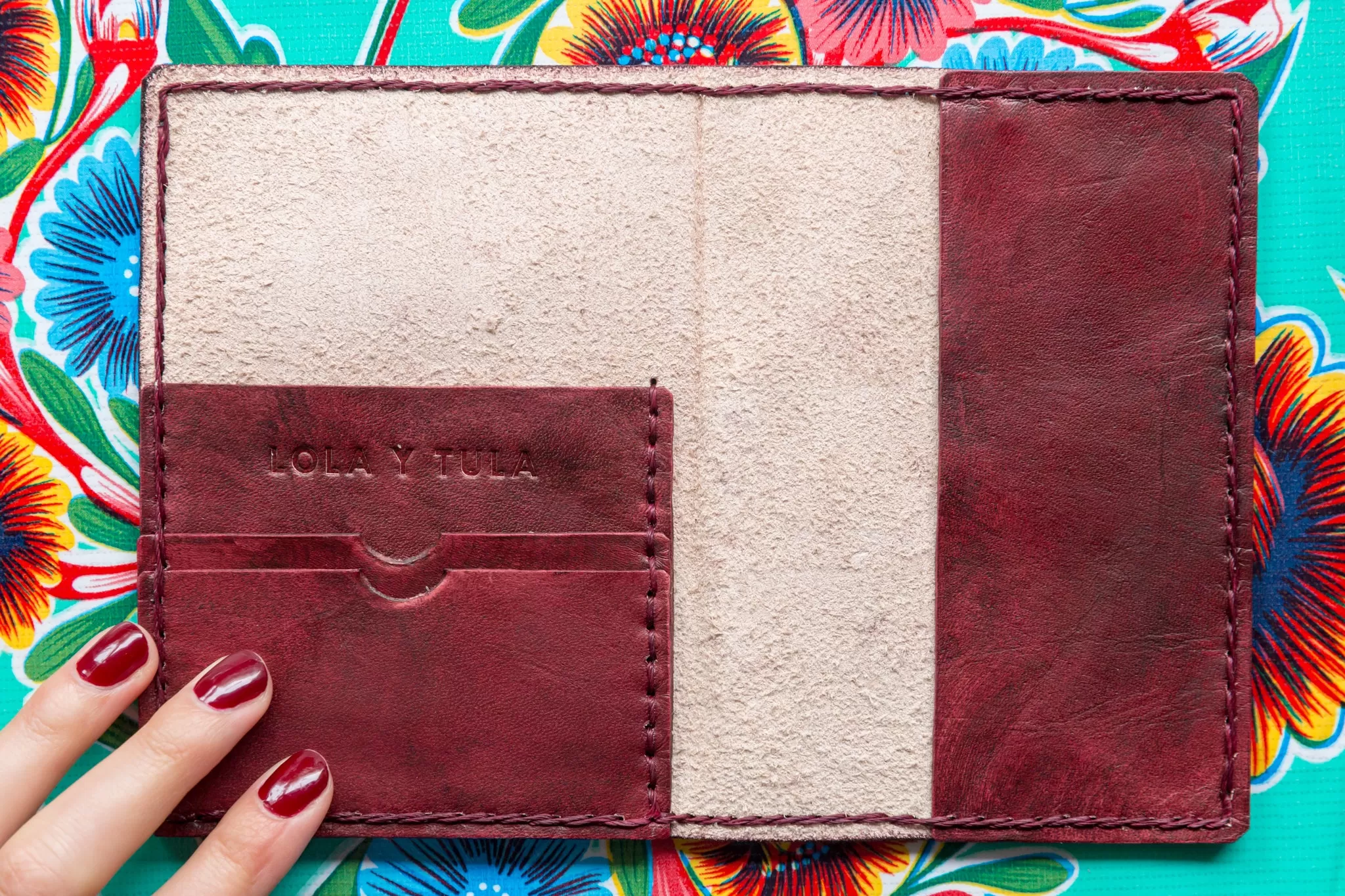 LEATHER PASSPORT CASE//MERLOT